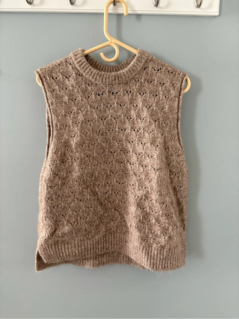 Universal Thread Taupe Sleeveless Crewneck Sweater Vest